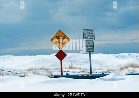 Road Ends sign at the end of Ludington Avenue with Lake Michigan beyond in Ludington, Michigan, USA. Stock Photo