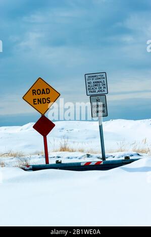 Road Ends sign at the end of Ludington Avenue with Lake Michigan beyond in Ludington, Michigan, USA. Stock Photo