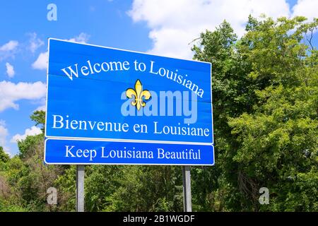 Welcome to / Bienvenue en Louisiana road sign at highway Stock Photo