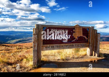 Alaska, USA: Welcome to Alaska sign at Canadian border on Top of the World Highway Stock Photo