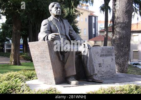 Bronze statue of Abel Salazar (Portuguese scientist) 1889-1946 situated in the Jardim do Carregal (Carregal Garden) in Porto, PORTUGAL, PETER GRANT Stock Photo