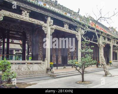 Guangdong, Guangdong, China. 28th Feb, 2020. Guangdong, CHINA-Chen Clan Temple is also called Chen Clan Academy, which is one of the biggest clan temples in Guangdong Province, as well as the representative of Lingnan folk architectural decoration and arts. It is known as the treasury of Lingnan architectural arts. The Chen clan academy was built in 1894 as a joint venture of the Chen clan in 72 counties of Guangdong province. Credit: SIPA Asia/ZUMA Wire/Alamy Live News Stock Photo