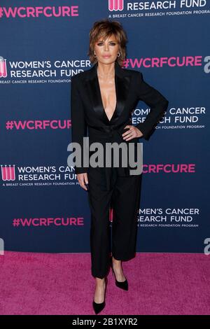 Beverly Hills, USA. 27th Feb, 2020. Lisa Rinna walking the red carpet at The Women's Cancer Research Fund's 'An Unforgettable Evening' held at Beverly Wilshire, A Four Seasons Hotel on February 27, 2020 in Beverly Hills, California USA (Photo by Parisa Afsahi/Sipa USA) Credit: Sipa USA/Alamy Live News Stock Photo