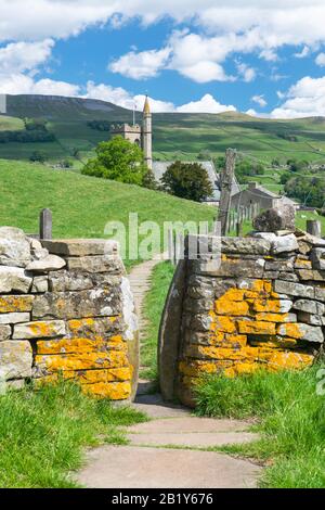 Bealer Bank, a footpath in Hawes , the route of the Pennine Way as it runs between Gayle and Hawes in Wensleydale Stock Photo