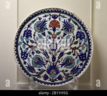 Polychrome plate. Iznik, Glazed. 16th-17th century. Turkey. Istanbul Archaeology Museums. Museum of Islamic Art. Stock Photo