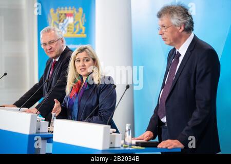 Munich, Germany. 28th Feb, 2020. Melanie Huml (CSU), Minister of Health of Bavaria, speaking after a meeting of the Cabinet Committee on the spread of the coronavirus at the press conference in the Bavarian State Chancellery alongside Joachim Herrmann (CSU, l), Minister of the Interior of Bavaria, and Andreas Zapf, President of the Bavarian State Office for Health and Food Safety. Credit: Matthias Balk/dpa/Alamy Live News Stock Photo