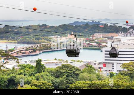 Cable car operating between Sentosa Island and Faber Peak on Mount Faber, over Singapore harbour, Southern Precinct, Singapore, Asia Stock Photo