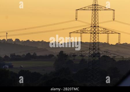 Strommast im Sonnenuntergang bei Gießen, Hessen, Deutschland Stock Photo