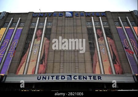 Fans remember Kobe Bryant at United Center before Bulls game. Fans create a  memorial on the sidewalks and walls of the Chicago Bulls Stadium, Chicago,  IL, USA, January 27, 2020 Featuring: Kobe