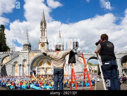 Place of pilgrimage, group picture in front of the Basilica, Basilica of the Rosary and Basilica of the Immaculate Conception, Lourdes, Department of Stock Photo
