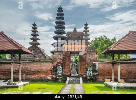 gate to Pura Meru, a large Hindu temple complex, dating to 1720, with many multi-tiered shrines built from red brick and teak wood, Mataram, Lombok, W Stock Photo