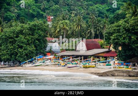 jukung wooden Indonesian outrigger canoes at Senggigi Beach on the west coast of Lombok, Lesser Sunda Islands, Indonesia Stock Photo