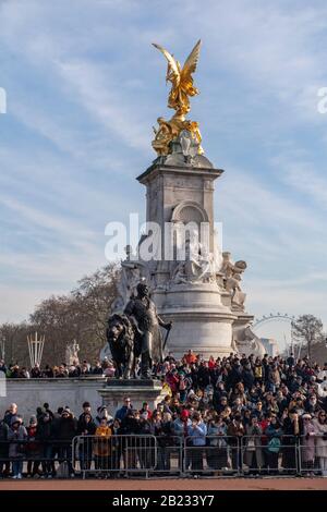 Crowds await the Changing of the Guard at Buckingham Palace, London Stock Photo