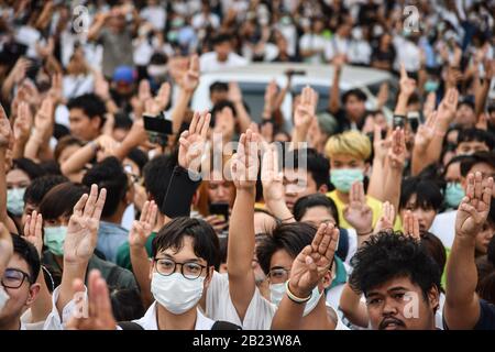 Bangkok, Thailand. 24th Feb, 2020. Kasetsart University students show the three finger salute inspired by the movie ''The Hunger Games'' during the protest.Hundreds of students protested against the dissolution of popular opposition party Future Forward as Prime Minister Prayut Chan-o-cha and five cabinet ministers faced the first day of a censure debate in parliament. Credit: Yuttachai Kongprasert/SOPA Images/ZUMA Wire/Alamy Live News Stock Photo