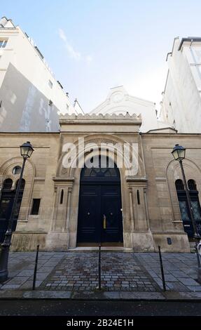 the-synagogue-de-nazareth-is-situated-on-the-rue-notre-dame-de-nazareth
