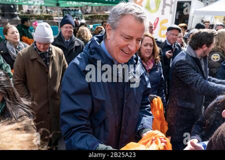 NEW YORK, NY - FEBRUARY 28: Mayor Bill de Blasio hands out reusable bags to New Yorkers ahead of the plastic bag ban going into effect on March 1st at Stock Photo