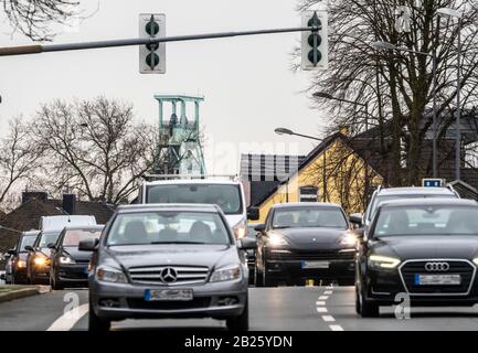 Dense traffic on the Herner Stra§e, in Bochum Riemke, winding tower of the mining museum, Germany Stock Photo