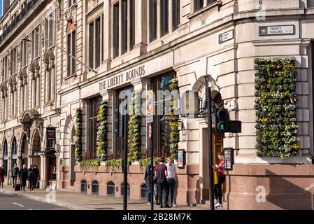 The Liberty Bounds pub, a Wetherspoon restaurant pub in Trinity Square, Tower Hill, London, UK. Bright sunny day with people outside. Boundary of City Stock Photo