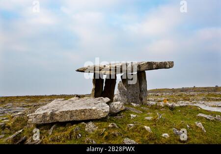 Stone Age cult site, Poulnabrone Dolmen, Burren, County Clare, Republic of Ireland Stock Photo