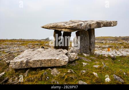 Stone Age cult site, Poulnabrone Dolmen, Burren, County Clare, Republic of Ireland Stock Photo