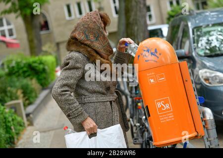 Gestelltes Symbolfoto, Altersarmut, Seniorin, Flaschensammeln, Mülleimer Stock Photo