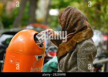 Gestelltes Symbolfoto, Altersarmut, Seniorin, Flaschensammeln, Mülleimer Stock Photo
