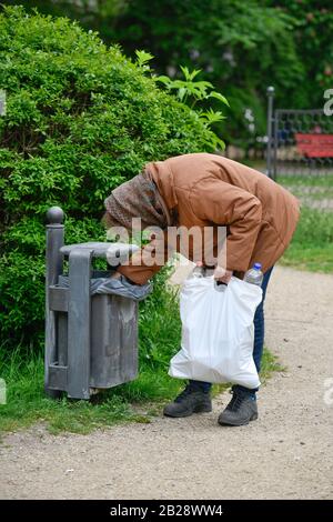 Gestelltes Symbolfoto, Altersarmut, Seniorin, Flaschensammeln, Mülleimer, Park Stock Photo