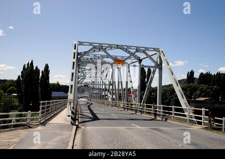 The new Alexandra Bridge over the Clutha River taking NZ State Highway 8 over the river. The bridge was opened in July 1958. Stock Photo