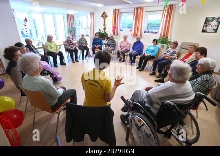 Altusried, Germany. 21st Feb, 2020. Senior citizens sit together in the dementia residential community during a guided sitting gymnastics. To live self-determinedly despite the illness is the aim of the community (to dpa-KORR ''Here my mother may be a human being' - everyday life in a dementia WG'). Credit: Karl-Josef Hildenbrand/dpa - ATTENTION: Only for editorial use in connection with current reporting and only with complete mention of the above credit/dpa/Alamy Live News