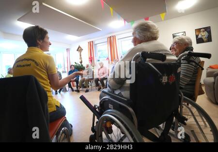 Altusried, Germany. 21st Feb, 2020. Senior citizens sit together in the dementia residential community during a guided sitting gymnastics. To live self-determinedly despite the illness is the aim of the community (to dpa-KORR: 'Here my mother can be a human being' - everyday life in a dementia shared flat'). Credit: Karl-Josef Hildenbrand/dpa - ATTENTION: Only for editorial use in connection with current reporting and only with complete mention of the above credit/dpa/Alamy Live News