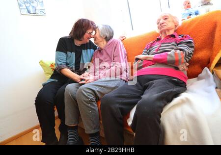 Altusried, Germany. 21st Feb, 2020. Ute Prinz (l) caresses her 84-year-old dementia-suffering mother Liselotte Lörmann in the dementia residential community. To live self-determinedly despite the illness is the aim of the community (to dpa-KORR: 'Here my mother can be a human being' - everyday life in a dementia shared flat'). Credit: Karl-Josef Hildenbrand/dpa - ATTENTION: Only for editorial use in connection with current reporting and only with complete mention of the above credit/dpa/Alamy Live News
