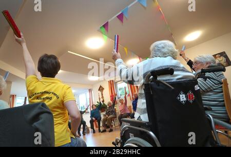 Altusried, Germany. 21st Feb, 2020. Senior citizens sit together in the dementia residential community during a guided sitting gymnastics. To live self-determinedly despite the illness is the aim of the community (to dpa-KORR: 'Here my mother can be a human being' - everyday life in a dementia shared flat'). Credit: Karl-Josef Hildenbrand/dpa - ATTENTION: Only for editorial use in connection with current reporting and only with complete mention of the above credit/dpa/Alamy Live News