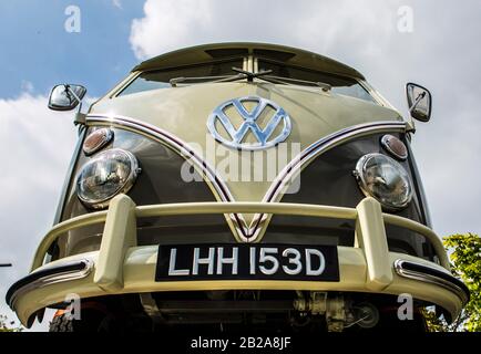 Ein VW Bus T1 in perfekt restauriertem Zustand aus den sechziger Jahren. Stock Photo