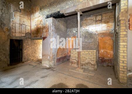 Oplontis Villa of Poppea - A large hall decorated with frescoes in the IV style on white plaster. Stock Photo