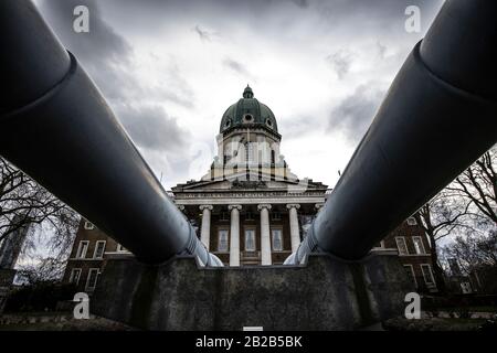 Second World War 15-inch naval guns sit on the forecourt of the Imperial War Museum, Lambeth Road, London, England, UK Stock Photo