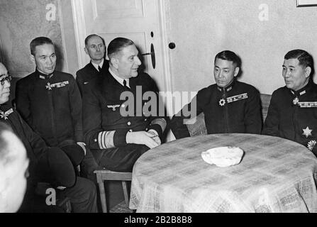 A delegation of the Imperial Japanese Navy led by Vice Admiral Homura (right) is received in Berlin by Vice Admiral Grassmann (center left). Stock Photo