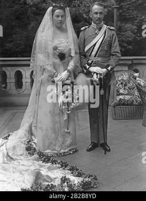 The photo shows the noble bridal couple on their wedding day on May 17, 1913 in the New Palace in Potsdam. The bride and groom are Heinrich XXXIII Reuss zu Koestritz, an imperial German embassy secretary and cavalry captain of the Prussian Army as well as Lieutenant and Princess Victoria Margaret of Prussia. After Victoria's death in 1923, Heinrich will marry Allene Tew, born in the USA, in Paris in 1929. Stock Photo