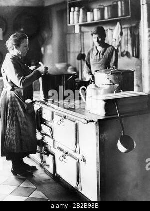 Female servants in the kitchen of an upper class household in Berlin. Stock Photo