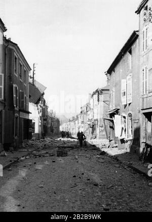 German soldiers advancing through a street destroyed during the fighting. Photo: Ulrich. Stock Photo