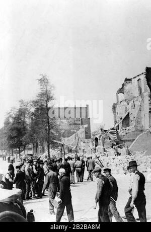 Invasion of Holland 1940: Picture shows Ruins after the bombing of Rotterdam and Dutch workers cleaning up the rubble. Stock Photo