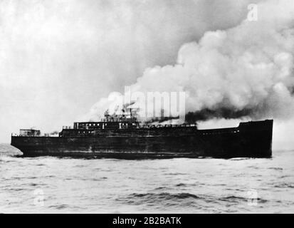 Prohibition: The rum-runner 'Moritz' is being sank near the coast in Boston. Stock Photo