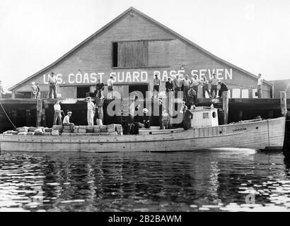 Prohibition: The coast guard ('U.S. Coast Guard Base Seven') and the rum-runner 'Lassgehn' in the harbour of Gloucester in Massachusetts. Stock Photo