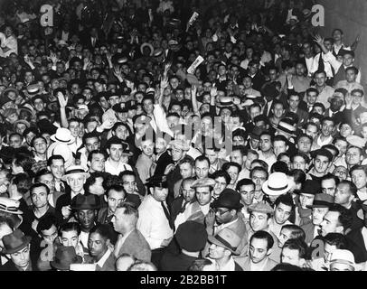 Global economic crisis: Unemployed who want to apply as porters in New York. Stock Photo