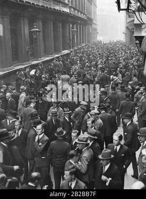 The Great Depression in Great Britain: People standing in front of the stock exchange at the Throgmorton Street. Stock Photo
