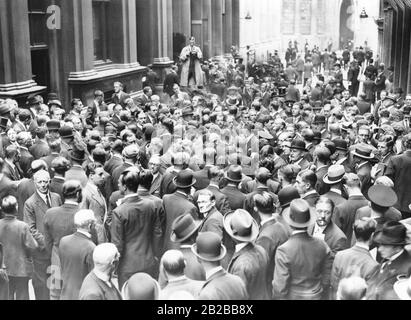 The Great Depression in Great Britain: People trade at Throgmortan Street in front of the stock exchange. Stock Photo