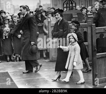 Queen Elizabeth I. with her daughters Princess Margaret (front) and Princess Elizabeth (behind) accompanies her husband King George V. Stock Photo