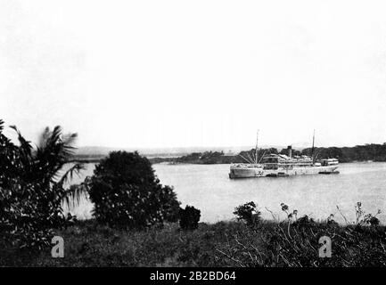 View of the Reichspost steamer 'Admiral' on Lake Victoria at Tanga. In the background, the island of the dead. The photo is undated. Stock Photo