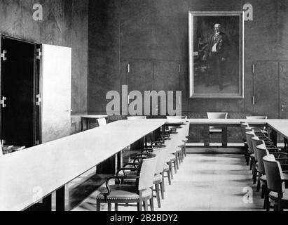 The picture shows the meeting room in the New Reich Chancellery in Berlin. It is located in the extension. The painting on the wall depicts Reich President Hindenburg. Undated photo. Stock Photo