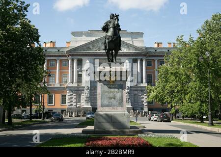 ST.PETERSBURG, RUSSIA - 13 JUNE 2017: The Monument to Peter I, bronze equestrian monument of Peter the Great in front of the St. Michael's Castle Stock Photo