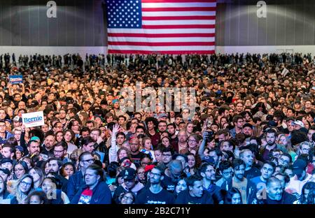 Los Angeles, California, USA. 01st Mar, 2020. People gather for a BERNIE SANDERS rally at the Los Angeles Convention Center on the weekend before Super Tuesday primary voting is held in California and 13 other states. Credit: Brian Cahn/ZUMA Wire/Alamy Live News Stock Photo